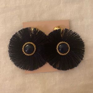 Lilly Pulitzer navy fan earring.